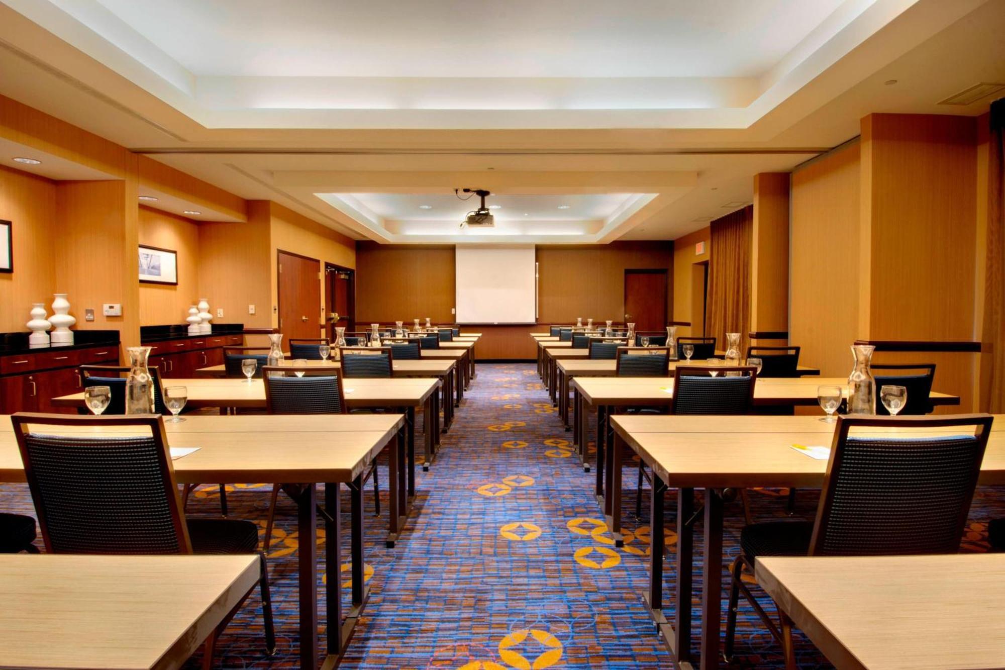 Courtyard By Marriott Madison East Hotel Exterior foto