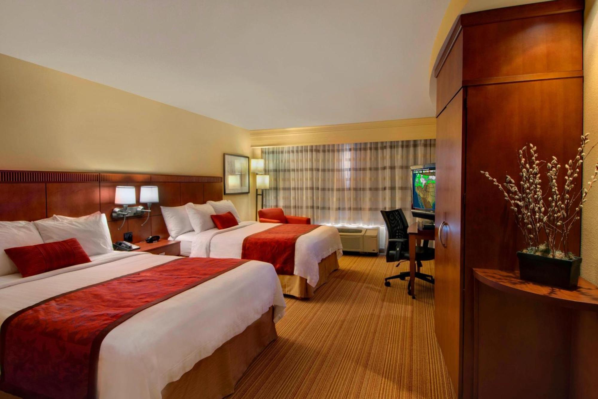 Courtyard By Marriott Madison East Hotel Exterior foto