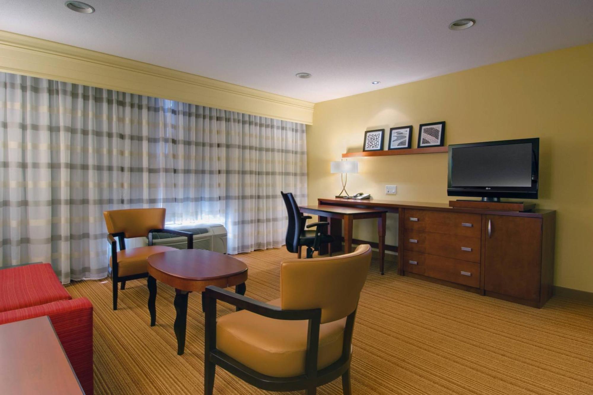 Courtyard By Marriott Madison East Hotel Exterior foto