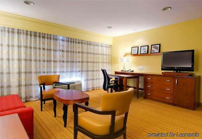Courtyard By Marriott Madison East Hotel Exterior foto